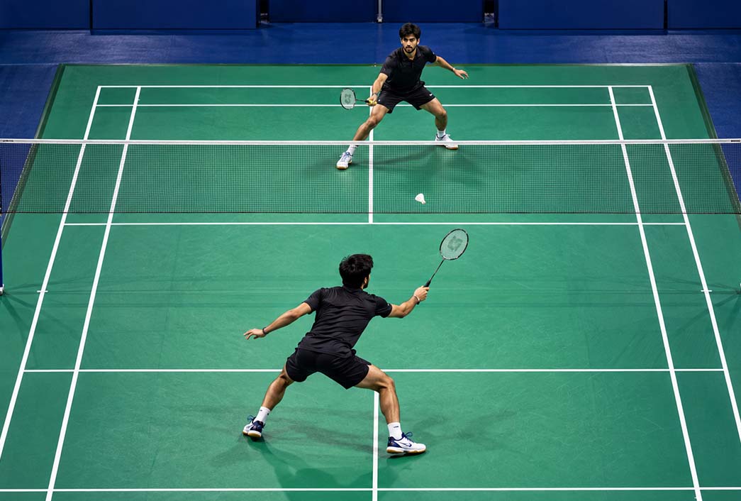 Badminton Singles vs Doubles: Strategy, Stamina & Shot Selection